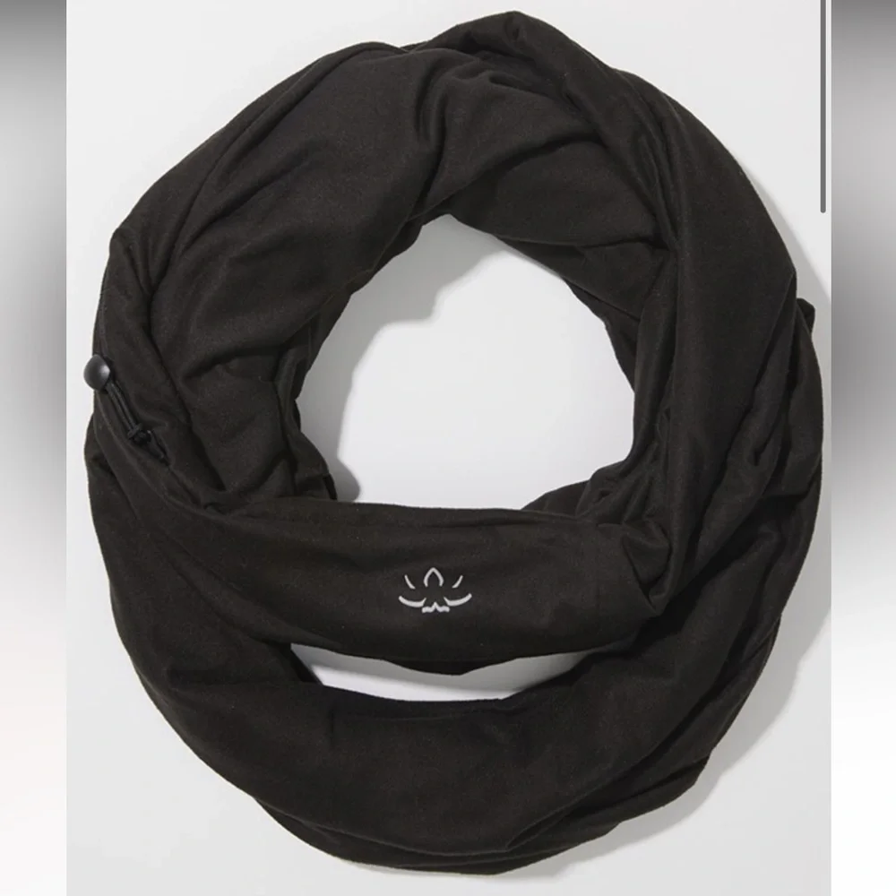 NWT BEYOND YOGA Black Hidden Pocket Infinity Scarf